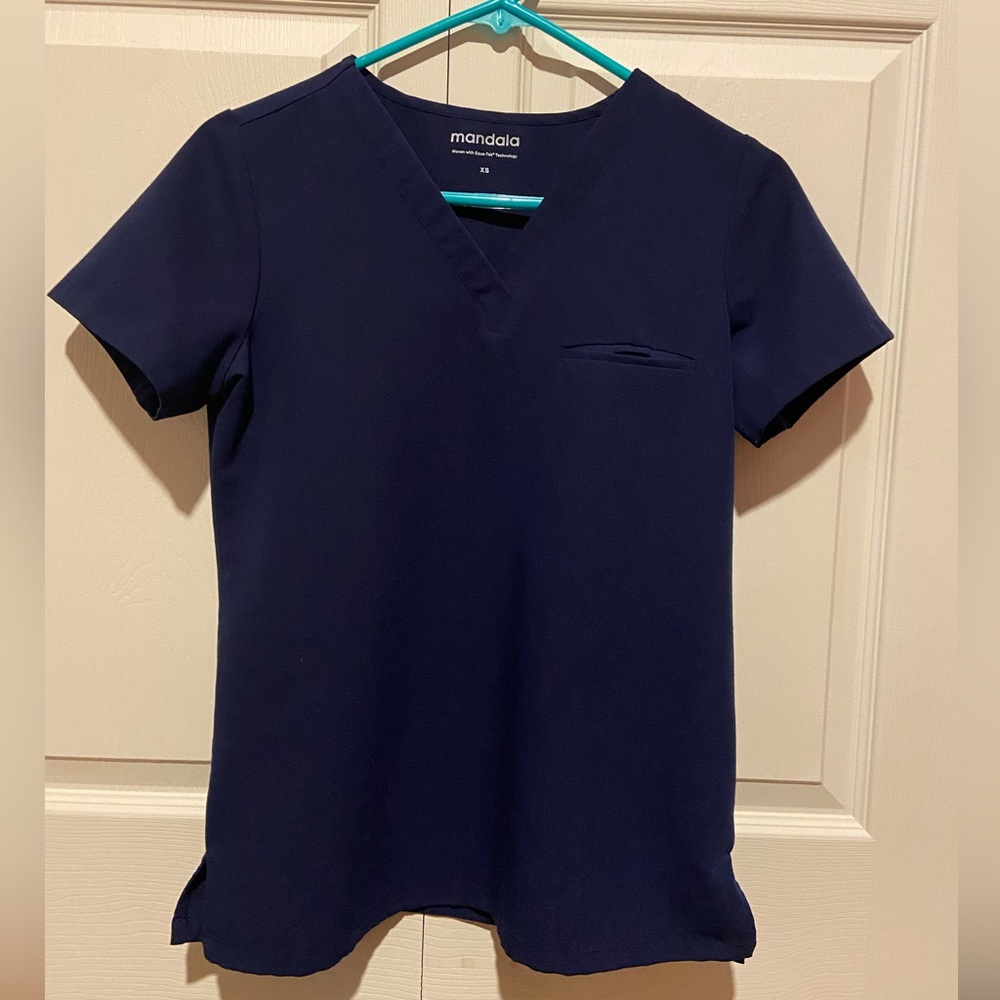 Mandala scrub top size XS, Navy blue. Hardly worn!